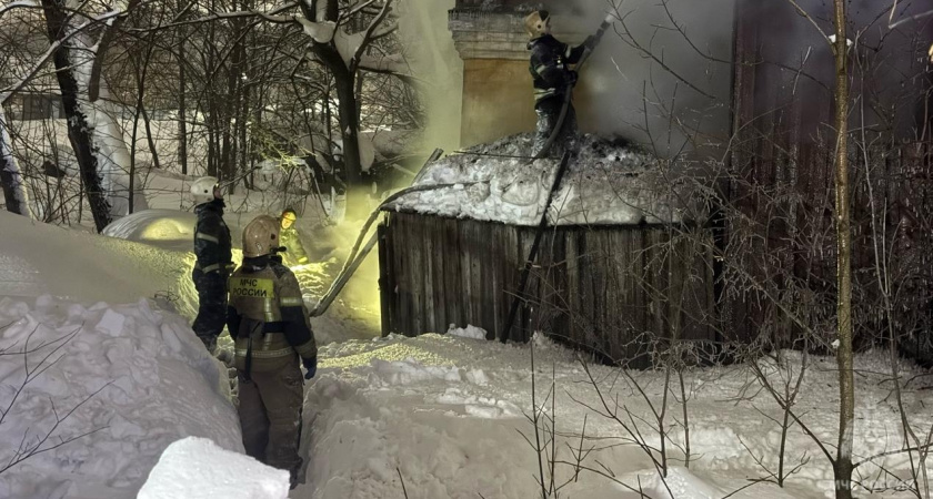 В Кирове 27 спасателей выезжали тушить пожар на площади 300 квадратных метров