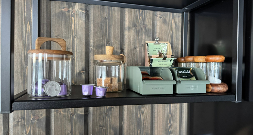 Положила обычную прокладку в кухонный шкаф - не для запаха, а чтобы решить щекотливую проблему