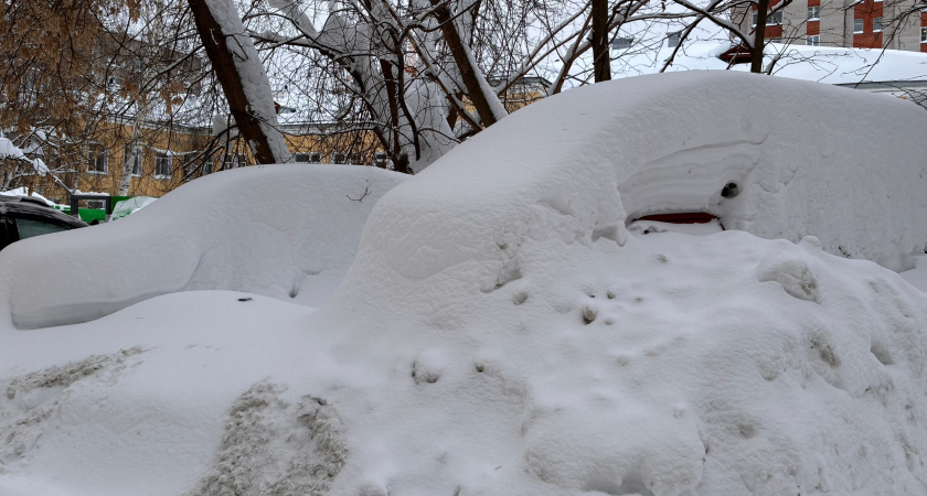 В Кирове оперштаб назначил масштабный вывоз машин, брошенных на обочинах
