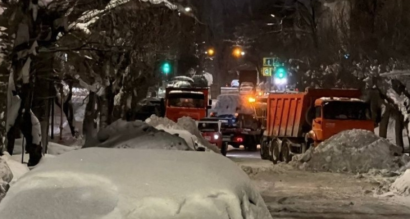Массовый вывоз мешающих снегоуборке машин начался в Кирове ночью