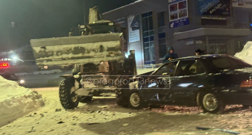 Тройное ДТП с трактором произошло у кладбища в Кирове, пострадали два человека