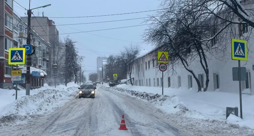 На заснеженных дорогах в Кирове машины сбили сразу четыре человека за один день