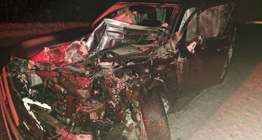 Под Кировом японский внедорожник разбился при аварии вдребезги, но спас водителя