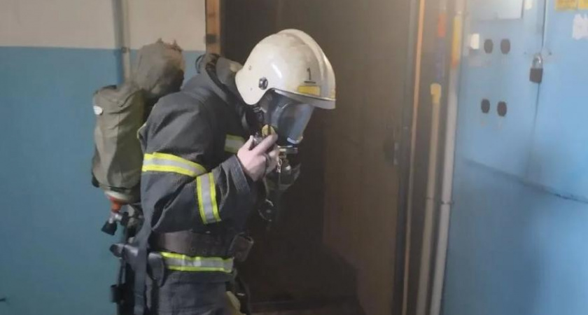 В Кирове 24 спасателя направили тушить 10-этажку в заречной части города