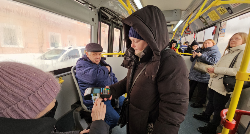 "Больше всего зайцев живет в Радужном и Порошино": будни кировского контроллера общественного транспорта 