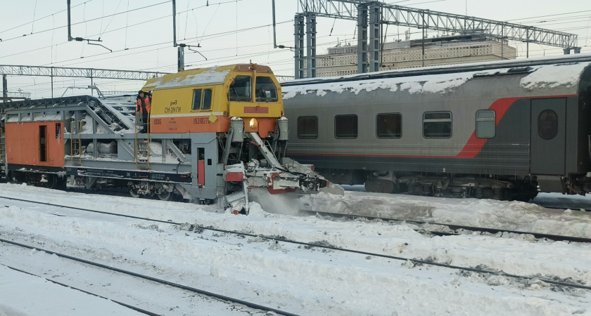 Горьковская железная дорога усилила работу в снегопад