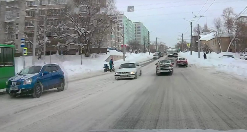 В Кирове курьер на электровелосипеде упал на оживленной дороге: видео