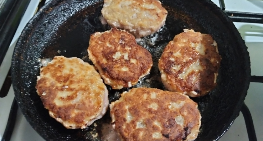 «Ты её испортишь!»: зачем теща бережет черную сковороду, которую хочется выкинуть