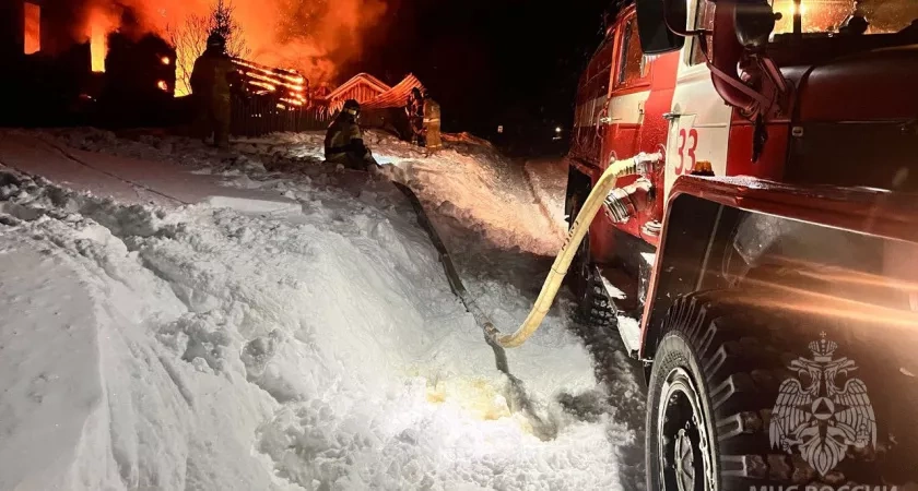 Более 20 человек тушили крупный пожар в садовом доме в Кирове