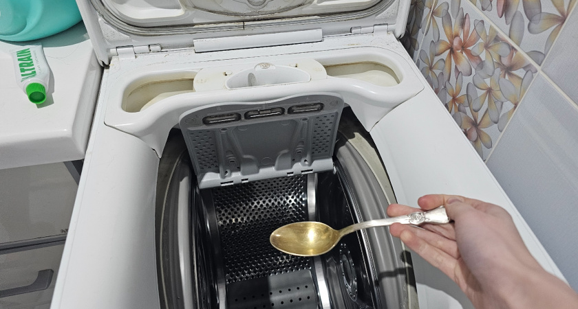 Всегда кладу 1 ложку в стиральную машину при каждой стирке: незаменимый лайфхак - никакого волшебства, только наука