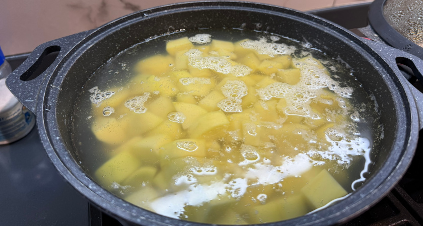 Зачем добавлять уксус при варке картошки? Вот о чем молчат шеф-повара дорогих ресторанов