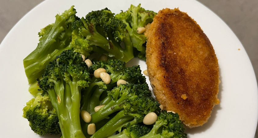 Взбиваем капусту с луком и яйцом - и через 20 минут сочные постные котлеты готовы: получаются вкуснее мясных