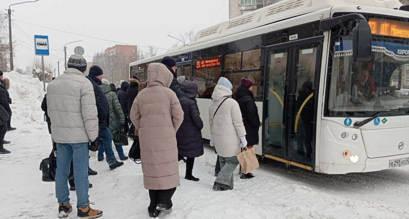 В Кирове кондуктор автобуса обокрала женщину на 15 тысяч рублей