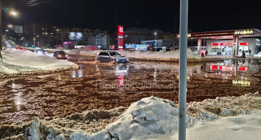 "Почему у нас только улицы переименовывают, а не ремонтируют старые трубы?": в Кирове произошли две крупные коммунальные аварии