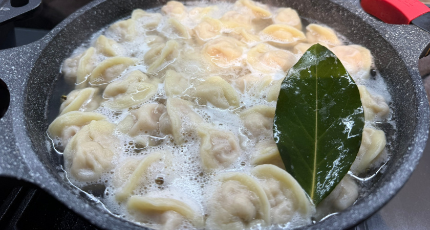 Пельмени теперь у меня не лопаются во время варки, а тесто легкое и эластичное - делюсь рецептом