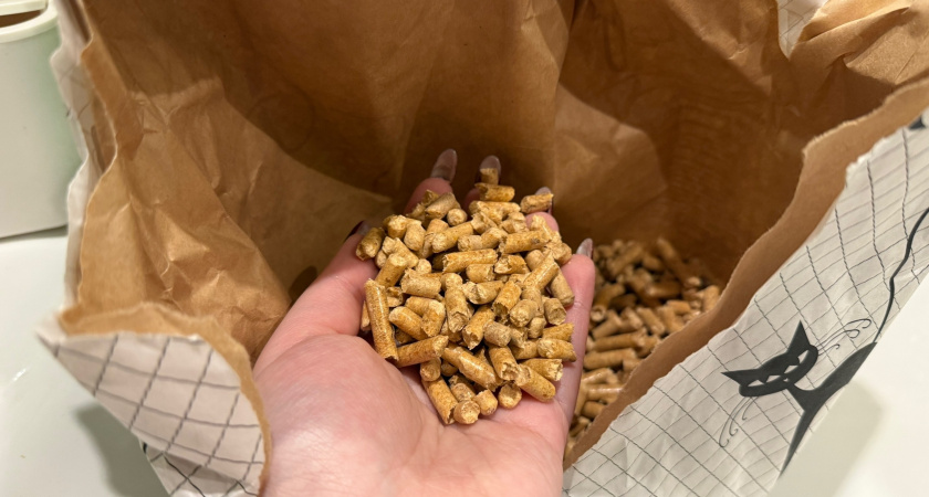 Кошки нет, но я часто покупаю наполнитель для кошачьего туалета - незаменимая вещь для дома