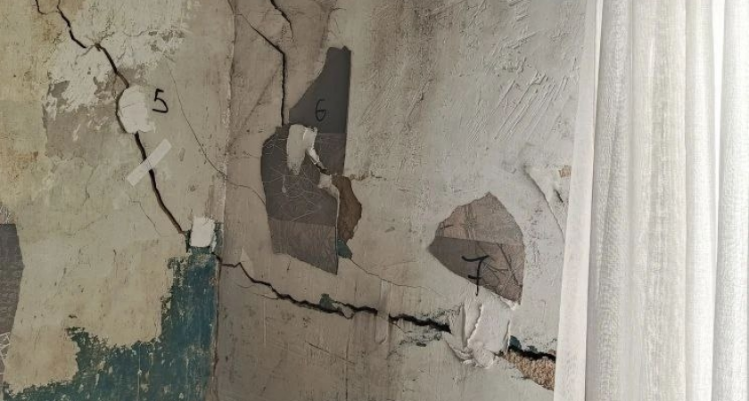 "Капемонт крыши обернулся бедствием": очередной дом в Яранске трещит по швам 