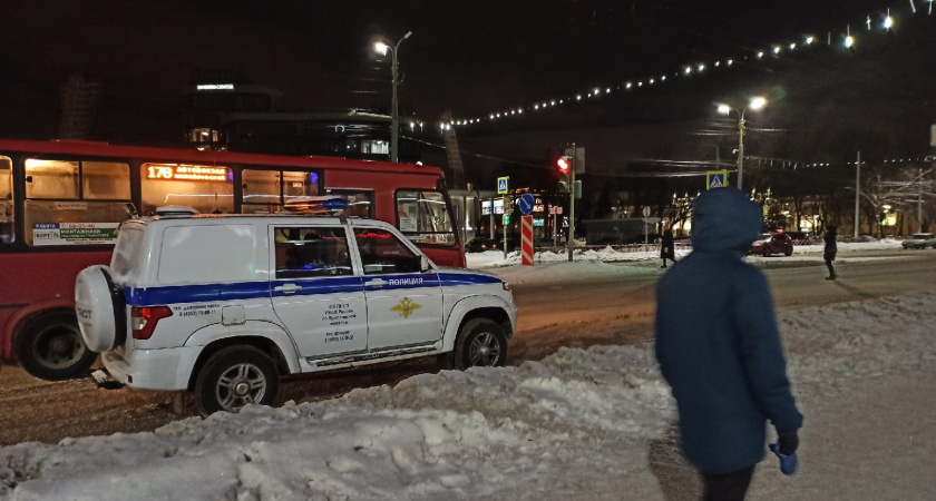 Стук в стекло на парковке: должен ли водитель показывать права инспектору, если машина не движется?