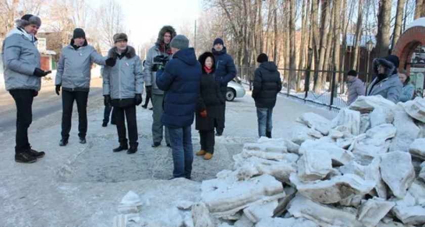 В Кирове  жители Филейки рискуют  жизнью,  переходя дорогу у самолета