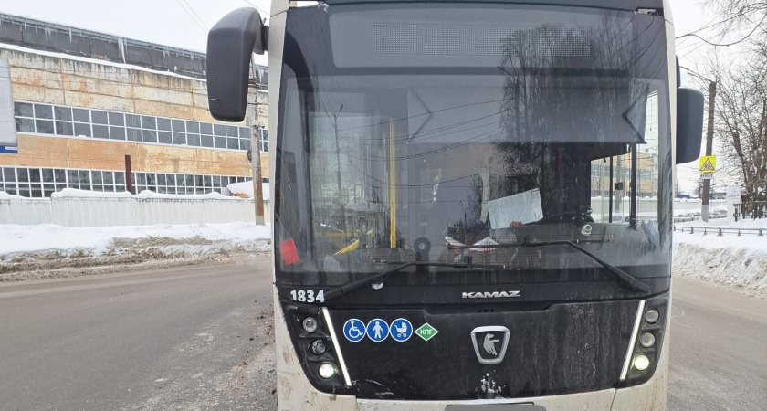 В Кирове водитель легковушки получил травмы, попав под городской автобус