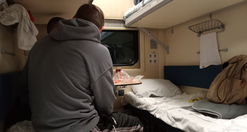 Могут ли в вашем купе сидеть пассажиры из другого купе: что делать, если такие гости вам мешают