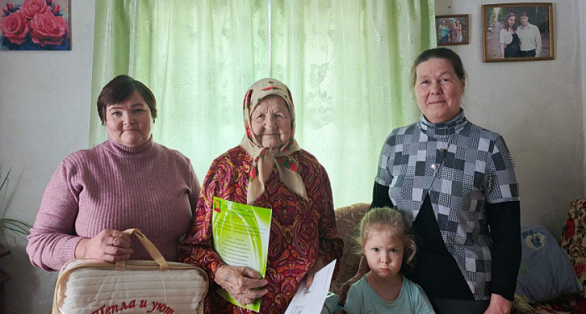 95-летняя жительница Кировской области активно поддерживает бойцов СВО