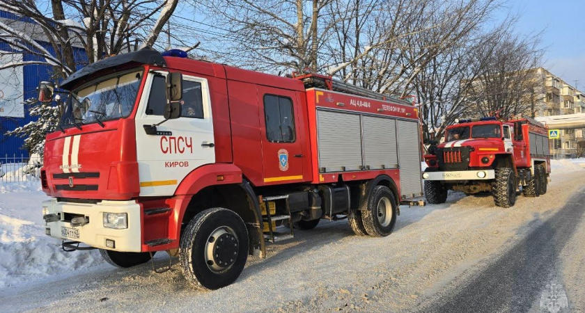 В Кирове 10 огнеборцев тушили пожар на улице Преображенской