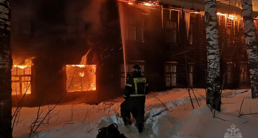 Восемь человек ночью эвакуировали из полыхающего дома в Кирове