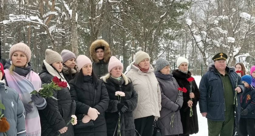 В Лузе открыли мемориальную доску в память о погибшем на СВО земляке
