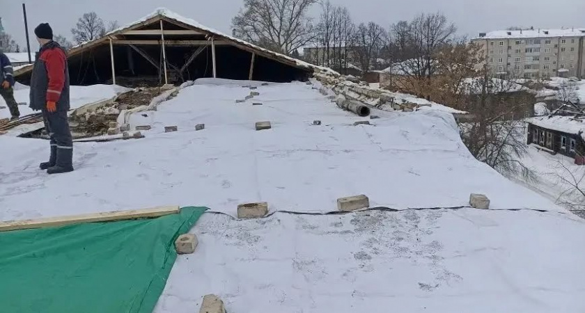 В Яранске после обрушения части кровли дом спасают от затопления 