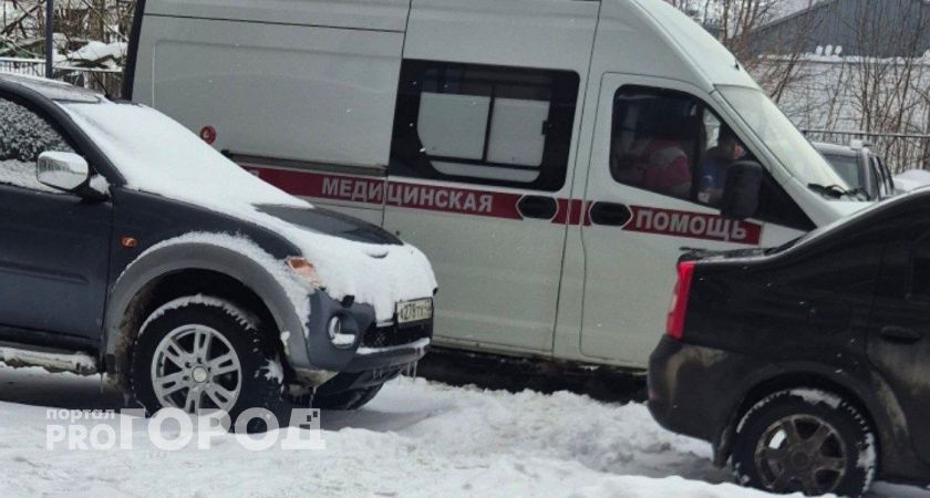 Глыба льда с крыши упала на женщину в Кирове 