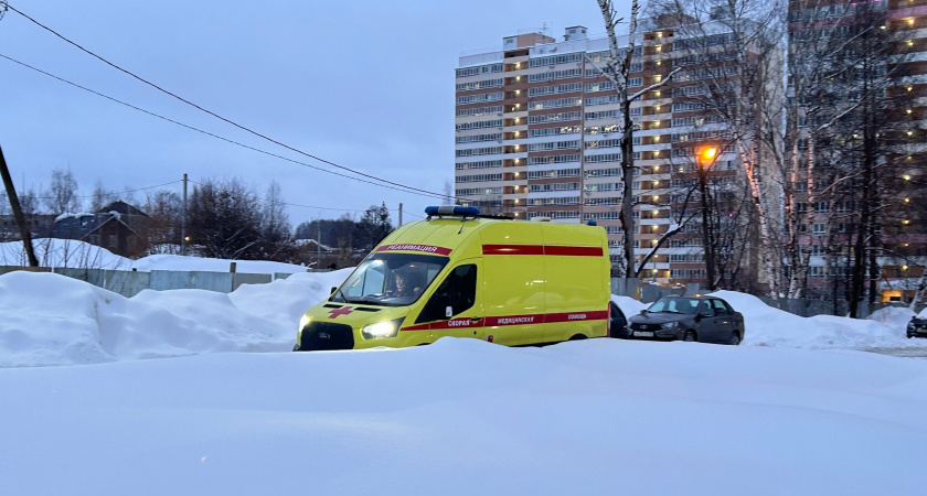 В Нолинском районе женщина погибла после схода снега с крыши