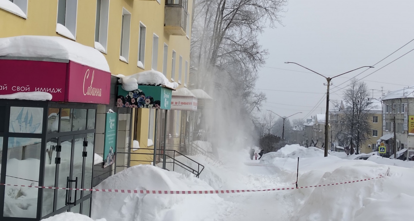 Глава Кировской области потребовал создать штабы по уборке крыш от снега