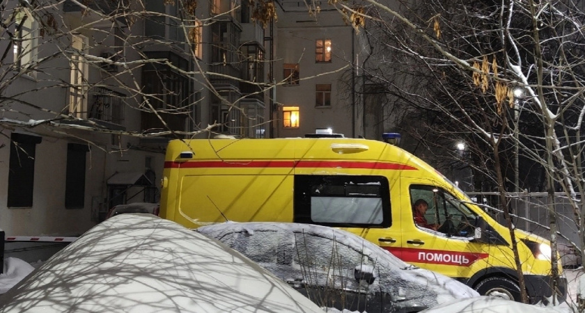 В Кирове работник предприятия попал в реанимацию из-за схода снега с крыши