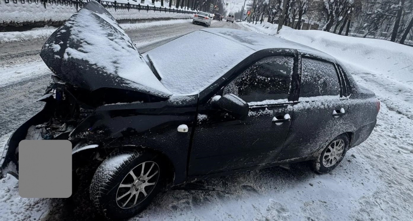 В Кирове бесправник на Datsun покалечил себя и двух девушек, протаранив столб