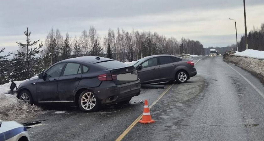 На трассе под Кировом 27-летняя девушка на BMW попала в тройное ДТП: ранены двое