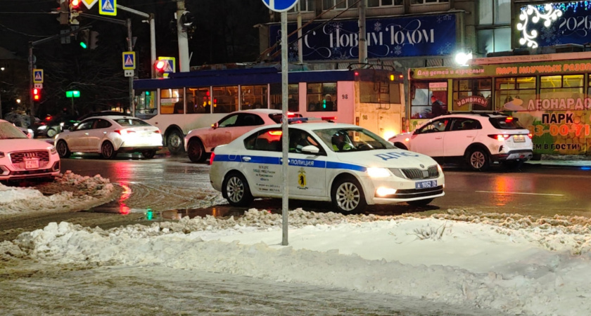 В ГАИ ответили - должен ли водитель выходить к инспектору, когда его остановили: или допускается просто опустить окно