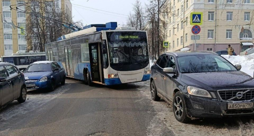 Власти Кирова объяснили, по чьей вине автобусы и троллейбусы отстают от графика