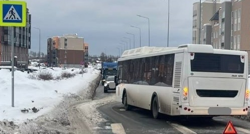 В Кирове попавшим под мчащийся автобус пешеходом оказалась 18-летняя девушка