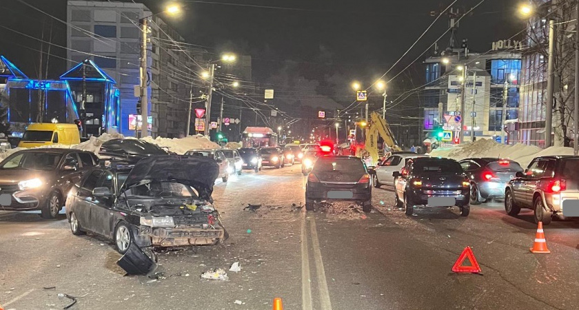 В Кирове три машины попали в массовое ДТП с пострадавшим на проспекте Строителей
