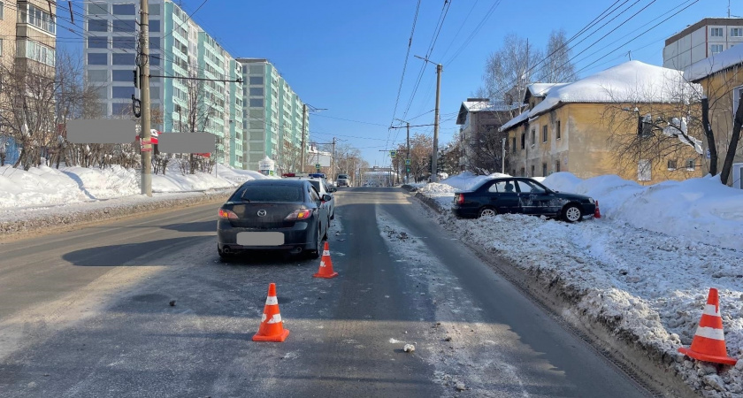 В Кирове женщина попала под машину, вылетевшую на тротуар во время ДТП