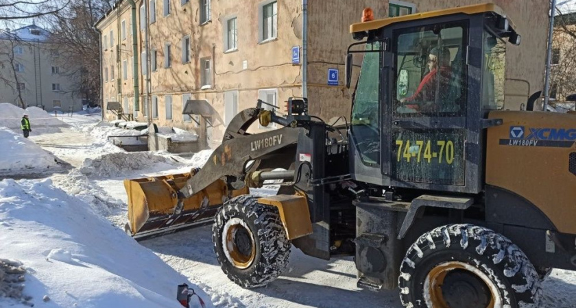 Власти Кирова объяснили, кто должен убирать глыбы, сброшенные с крыш на тротуары