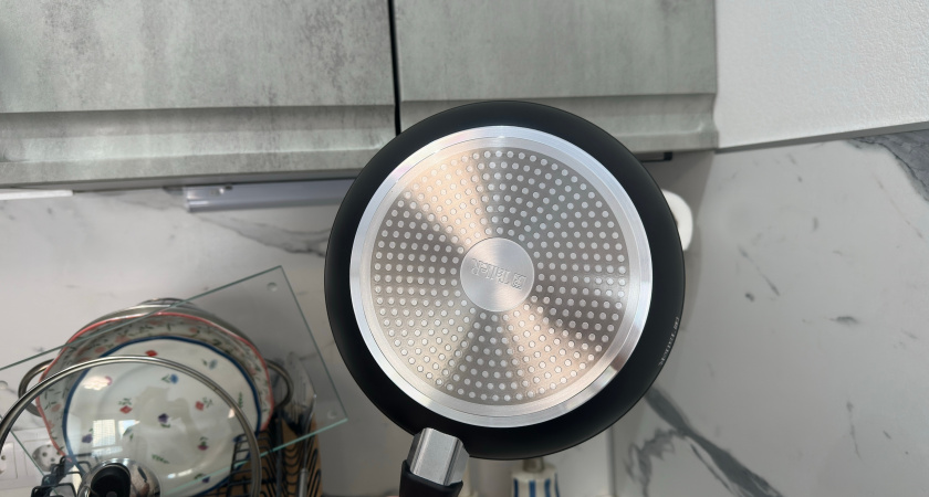 На моей кухне вся посуда блестит как новая: как мыть жирные сковородки без химии – ресторанный трюк