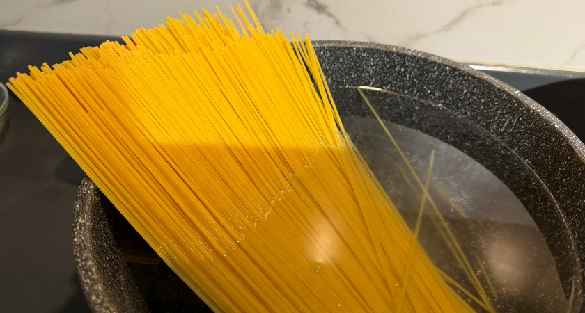 Почему не нужно выливать воду из-под макарон - советы от шеф-поваров