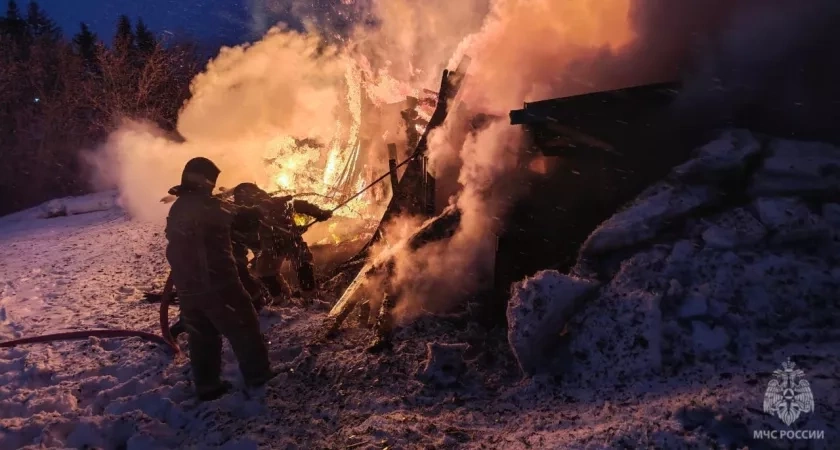 В Кирове девять человек тушили пожар в гаражном боксе