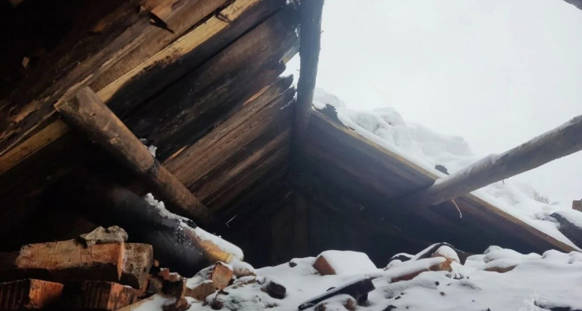 В Унинском районе снег с крыши раздавил трубу и устроил пожар в бане