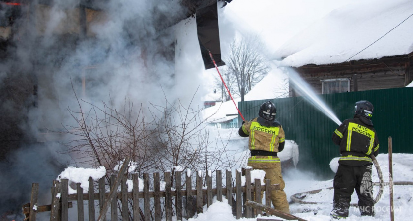 В Кирове жилой дом сгорел из-за холодильника, на месте ЧП работали 20 спасателей
