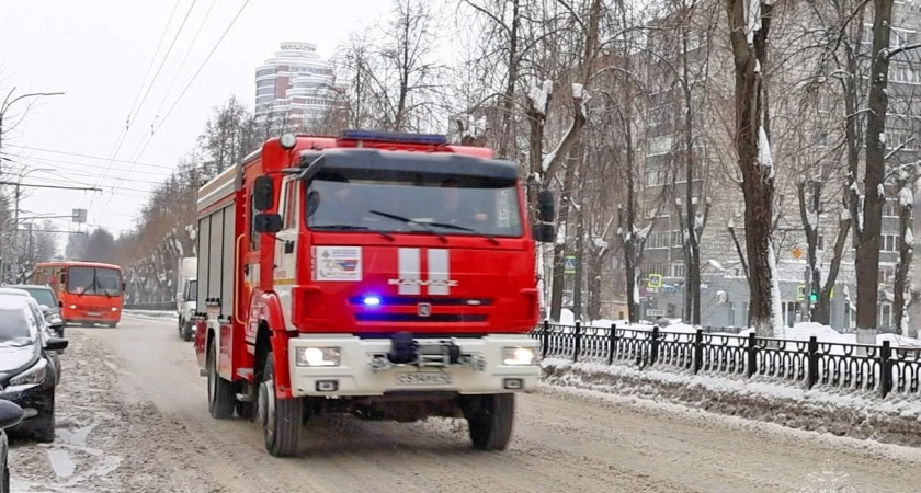 Под Кировом огонь на 100 квадратных метрах тушили сразу 23 человека