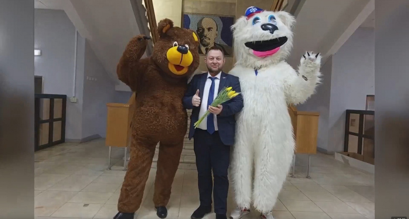 Вячеслав Симаков песней поздравил кировчанок с Международным женским днем