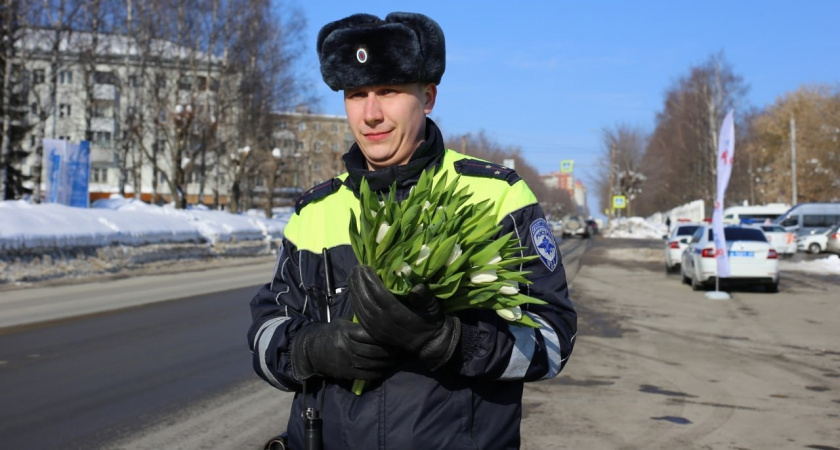 В Кирове "праздничный патруль" на дорогах поздравляет женщин-водителей с 8 Марта